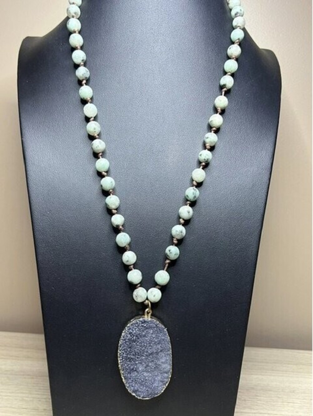 B7335 Long Beaded Green Jasper Necklace Druzy Pendant Gold Tone Knotted 34"